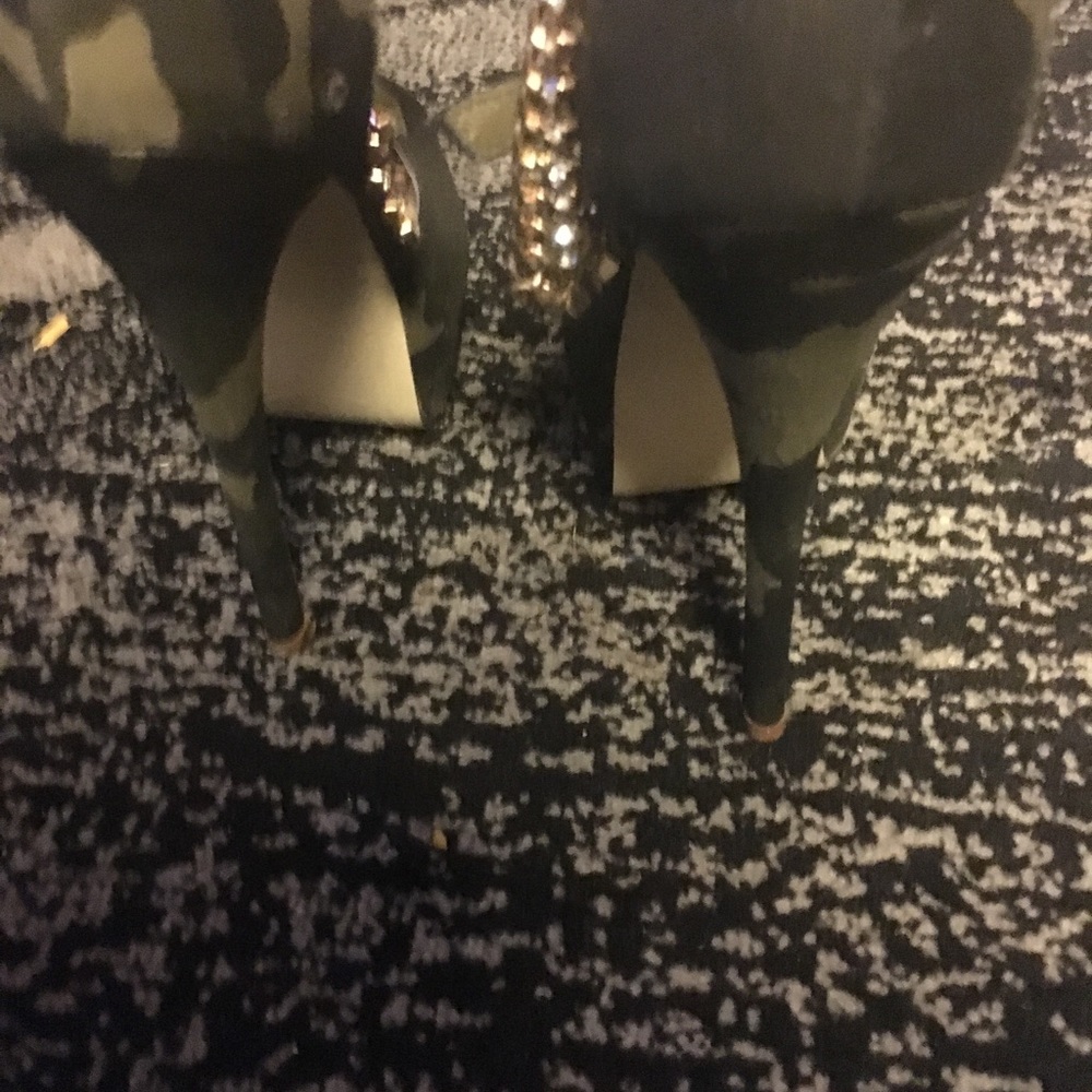 Heels - Picture 2 of 3